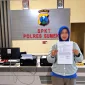 Foto: Pelapor menunjukkan bukti laporan di SPKT Polres Sumenep.