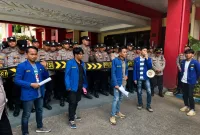Foto: Nuris, perwakilan PC PMII Kabupaten Sumenep, saat menyampaikan orasi aksi di depan Kantor Pemkab Sumenep.