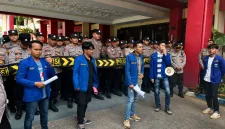 Foto: Nuris, perwakilan PC PMII Kabupaten Sumenep, saat menyampaikan orasi aksi di depan Kantor Pemkab Sumenep.