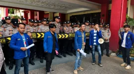 Foto: Nuris, perwakilan PC PMII Kabupaten Sumenep, saat menyampaikan orasi aksi di depan Kantor Pemkab Sumenep.