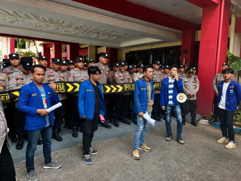 Foto: Nuris, perwakilan PC PMII Kabupaten Sumenep, saat menyampaikan orasi aksi di depan Kantor Pemkab Sumenep.
