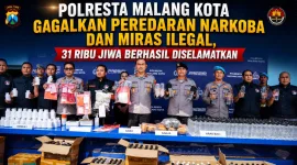 Foto: Polresta Malang Kota menunjukkan barang bukti narkoba dan miras ilegal hasil pengungkapan puluhan kasus.