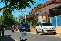 Foto: Tampak mobil dinas Inspektorat terparkir di depan Balai Desa Kebundadap Timur, Kecamatan Saronggi.