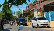 Foto: Tampak mobil dinas Inspektorat terparkir di depan Balai Desa Kebundadap Timur, Kecamatan Saronggi.