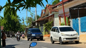 Foto: Tampak mobil dinas Inspektorat terparkir di depan Balai Desa Kebundadap Timur, Kecamatan Saronggi.
