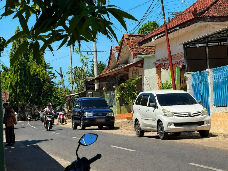 Foto: Tampak mobil dinas Inspektorat terparkir di depan Balai Desa Kebundadap Timur, Kecamatan Saronggi.