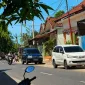 Foto: Tampak mobil dinas Inspektorat terparkir di depan Balai Desa Kebundadap Timur, Kecamatan Saronggi.