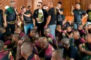 Foto: H. Ali Zainal Abidin berkacamata hitam saat menyapa para pasien ODGJ di Yayasan Berkas Bersinar Abadi, Lamongan.