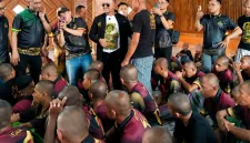 Foto: H. Ali Zainal Abidin berkacamata hitam saat menyapa para pasien ODGJ di Yayasan Berkas Bersinar Abadi, Lamongan.