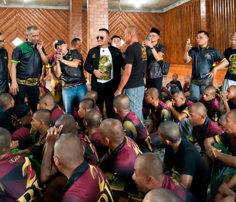 Foto: H. Ali Zainal Abidin berkacamata hitam saat menyapa para pasien ODGJ di Yayasan Berkas Bersinar Abadi, Lamongan.