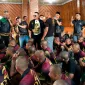 Foto: H. Ali Zainal Abidin berkacamata hitam saat menyapa para pasien ODGJ di Yayasan Berkas Bersinar Abadi, Lamongan.