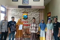 Foto: Mahyuni saat melaporkan dugaan penebangan pohon tanpa izin ke Polsek Batang-Batang, Selasa (19/5/2026).