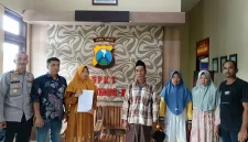 Foto: Mahyuni saat melaporkan dugaan penebangan pohon tanpa izin ke Polsek Batang-Batang, Selasa (19/5/2026).