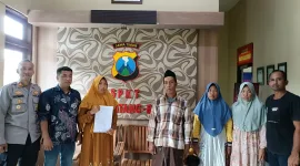 Foto: Mahyuni saat melaporkan dugaan penebangan pohon tanpa izin ke Polsek Batang-Batang, Selasa (19/5/2026).