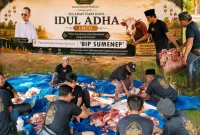 Foto: Relawan BIP bersama warga saat proses pemotongan daging kurban Idul Adha 1447 H di Desa Lombang, Sumenep.