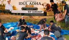 Foto: Relawan BIP bersama warga saat proses pemotongan daging kurban Idul Adha 1447 H di Desa Lombang, Sumenep.