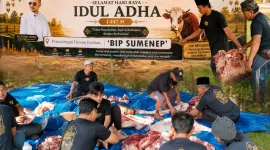 Foto: Relawan BIP bersama warga saat proses pemotongan daging kurban Idul Adha 1447 H di Desa Lombang, Sumenep.
