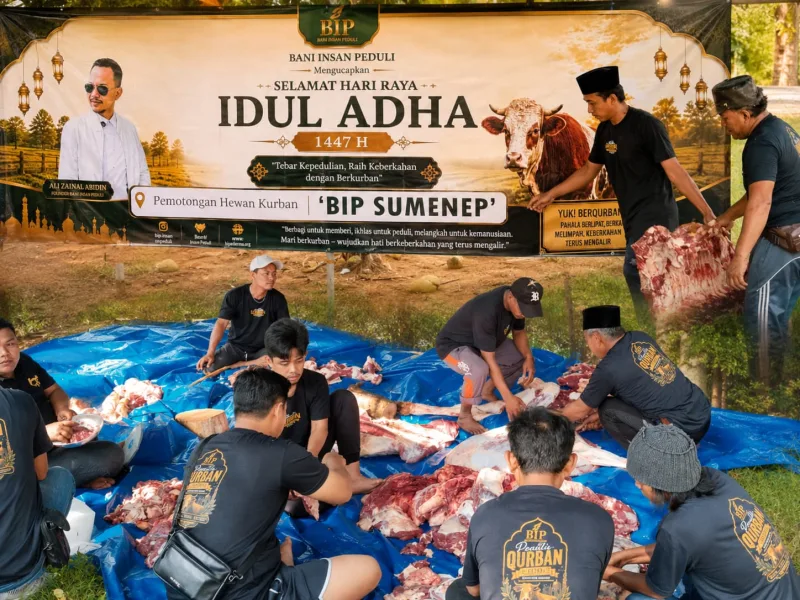 Foto: Relawan BIP bersama warga saat proses pemotongan daging kurban Idul Adha 1447 H di Desa Lombang, Sumenep.