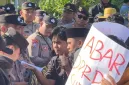 Foto:Mahasiswa PPI saat menggelar aksi demonstrasi di depan DPRD Sumenep. 