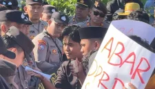 Foto:Mahasiswa PPI saat menggelar aksi demonstrasi di depan DPRD Sumenep. 