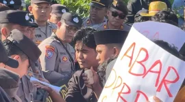 Foto:Mahasiswa PPI saat menggelar aksi demonstrasi di depan DPRD Sumenep. 