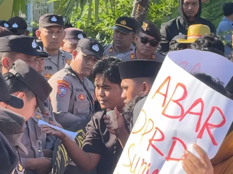 Foto:Mahasiswa PPI saat menggelar aksi demonstrasi di depan DPRD Sumenep. 