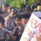 Foto:Mahasiswa PPI saat menggelar aksi demonstrasi di depan DPRD Sumenep. 
