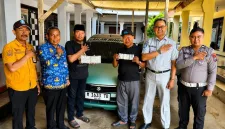 Foto: Penyerahan hadiah umroh kepada wajib pajak patuh di Sumenep.