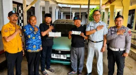 Foto: Penyerahan hadiah umroh kepada wajib pajak patuh di Sumenep.