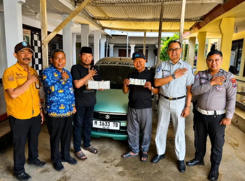 Foto: Penyerahan hadiah umroh kepada wajib pajak patuh di Sumenep.