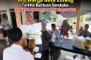 Foto: Warga Desa Essang antusias menerima bantuan sembako berupa beras dan minyak goreng dari program ketahanan pangan nasional.