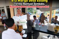 Foto: Warga Desa Essang antusias menerima bantuan sembako berupa beras dan minyak goreng dari program ketahanan pangan nasional.