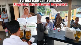 Foto: Warga Desa Essang antusias menerima bantuan sembako berupa beras dan minyak goreng dari program ketahanan pangan nasional.