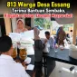 Foto: Warga Desa Essang antusias menerima bantuan sembako berupa beras dan minyak goreng dari program ketahanan pangan nasional.