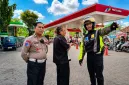 Foto: Kanit Turjawali Satlantas Polres Sumenep berkoordinasi mengurai antrean BBM di SPBU.