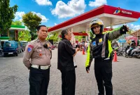 Foto: Kanit Turjawali Satlantas Polres Sumenep berkoordinasi mengurai antrean BBM di SPBU.