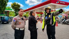 Foto: Kanit Turjawali Satlantas Polres Sumenep berkoordinasi mengurai antrean BBM di SPBU.