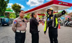 Satlantas Polres Sumenep Urai Kemacetan Antrean BBM di Sejumlah SPBU, Warga Diimbau Tertib