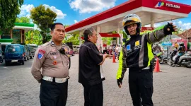 Foto: Kanit Turjawali Satlantas Polres Sumenep berkoordinasi mengurai antrean BBM di SPBU.
