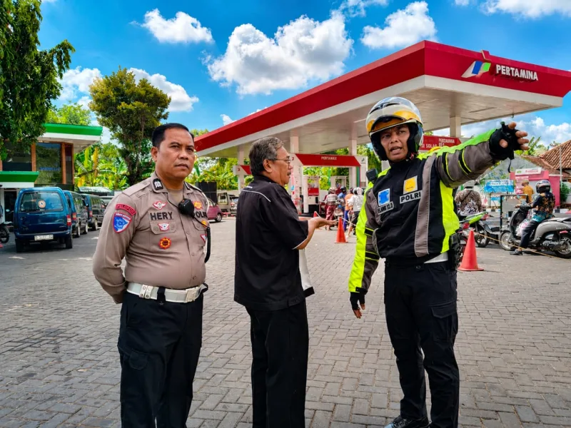 Foto: Kanit Turjawali Satlantas Polres Sumenep berkoordinasi mengurai antrean BBM di SPBU.