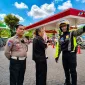 Foto: Kanit Turjawali Satlantas Polres Sumenep berkoordinasi mengurai antrean BBM di SPBU.