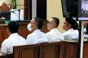 Foto: Para terdakwa kasus dugaan korupsi BSPS Sumenep saat menjalani persidangan di Tipikor Surabaya.