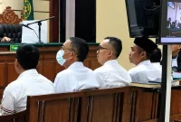 Foto: Para terdakwa kasus dugaan korupsi BSPS Sumenep saat menjalani persidangan di Tipikor Surabaya.