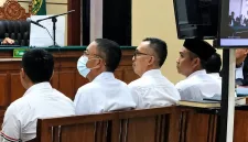 Foto: Para terdakwa kasus dugaan korupsi BSPS Sumenep saat menjalani persidangan di Tipikor Surabaya.