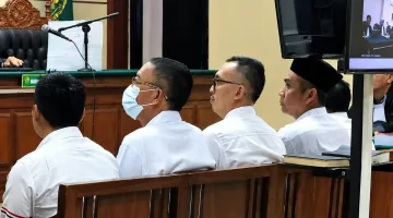 Foto: Para terdakwa kasus dugaan korupsi BSPS Sumenep saat menjalani persidangan di Tipikor Surabaya.