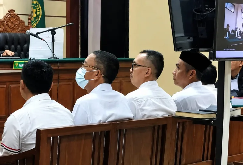 Foto: Para terdakwa kasus dugaan korupsi BSPS Sumenep saat menjalani persidangan di Tipikor Surabaya.