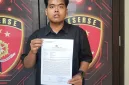 Foto: Korban menunjukkan Surat Tanda Penerimaan Laporan (STTLP) usai melaporkan dugaan penggelapan sepeda motor ke Polres Sumenep, Selasa (23/6/2026).