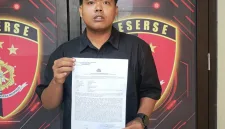 Foto: Korban menunjukkan Surat Tanda Penerimaan Laporan (STTLP) usai melaporkan dugaan penggelapan sepeda motor ke Polres Sumenep, Selasa (23/6/2026).