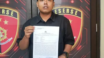 Foto: Korban menunjukkan Surat Tanda Penerimaan Laporan (STTLP) usai melaporkan dugaan penggelapan sepeda motor ke Polres Sumenep, Selasa (23/6/2026).