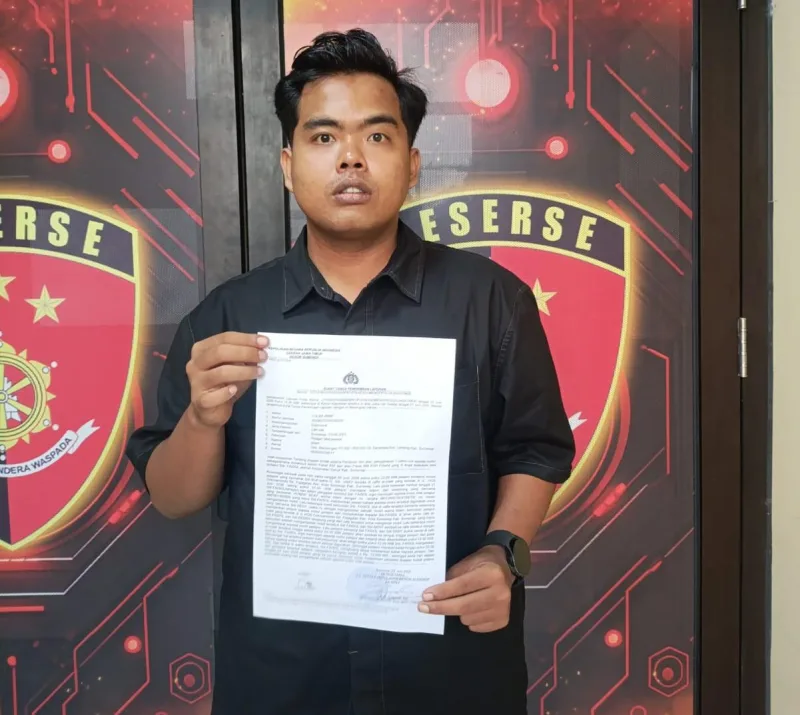 Foto: Korban menunjukkan Surat Tanda Penerimaan Laporan (STTLP) usai melaporkan dugaan penggelapan sepeda motor ke Polres Sumenep, Selasa (23/6/2026).